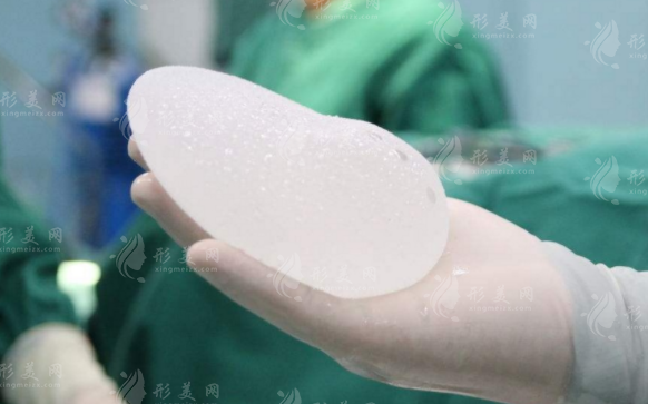 取出隆胸假體大約多少價格？會有風(fēng)險嗎？