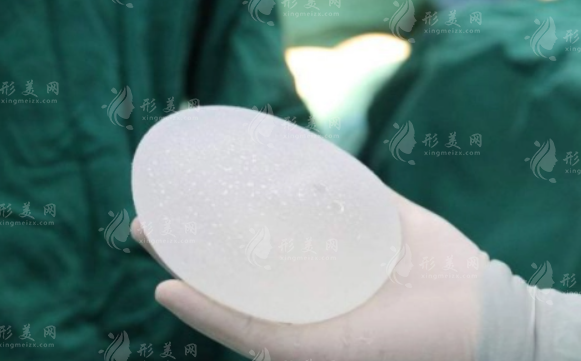 隆胸哺乳期漲奶怎么辦？會(huì)影響假體嗎？