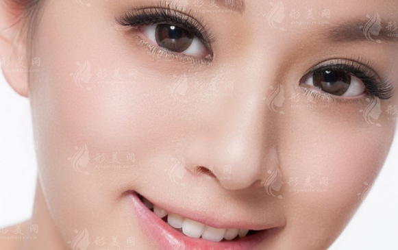假體隆鼻硅膠和膨體的深入揭秘：區(qū)別、優(yōu)缺點(diǎn)及價(jià)格解析