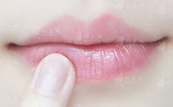 嘴角上揚整形手術(shù):微笑背后的原理與費用考量