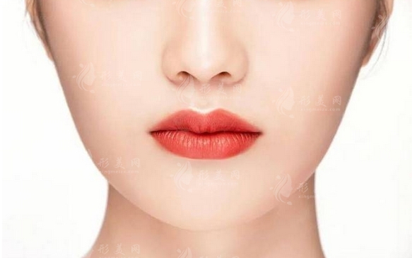 下巴注射玻尿酸后的護(hù)理與注意事項(xiàng)：關(guān)于“捏”行為的探討