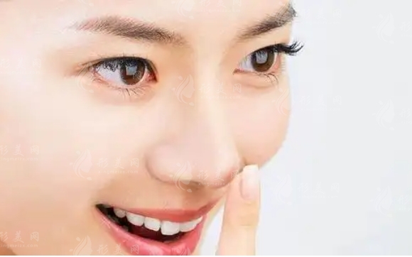 膨體隆鼻與全肋骨隆鼻：效果與疼痛對(duì)比