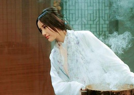 黃蕓蕓扮演者肖雨雨    整容前后對比照片酷似楊冪 - 珍美網(wǎng)