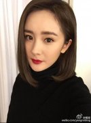 楊冪專門回家陪小糯米過生日，但網(wǎng)友都在討論她的下巴！